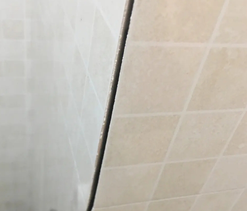 兴山瓷砖空鼓维修公司分享阳台瓷砖脱落的修复过程可以分为以下几个步骤